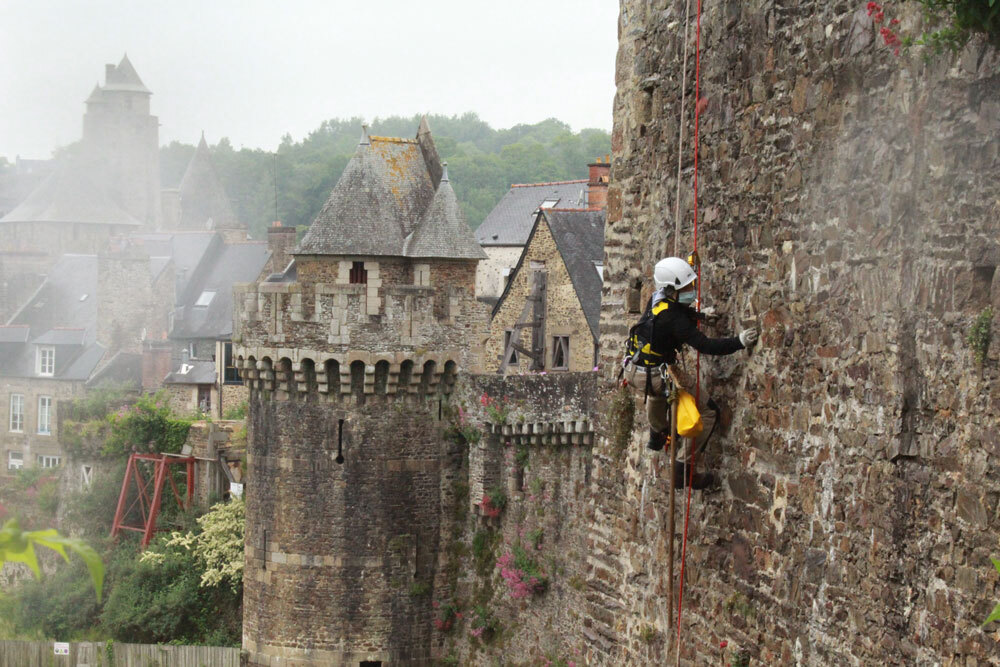 Dévégétalisation des murs du château de fougeres - travail sur corde - ph-plus