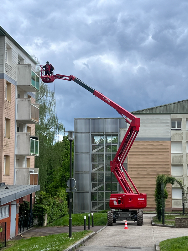 nettoyage-bardage-avec-nacelle-immeuble-batiment-collectivite-ph-plus
