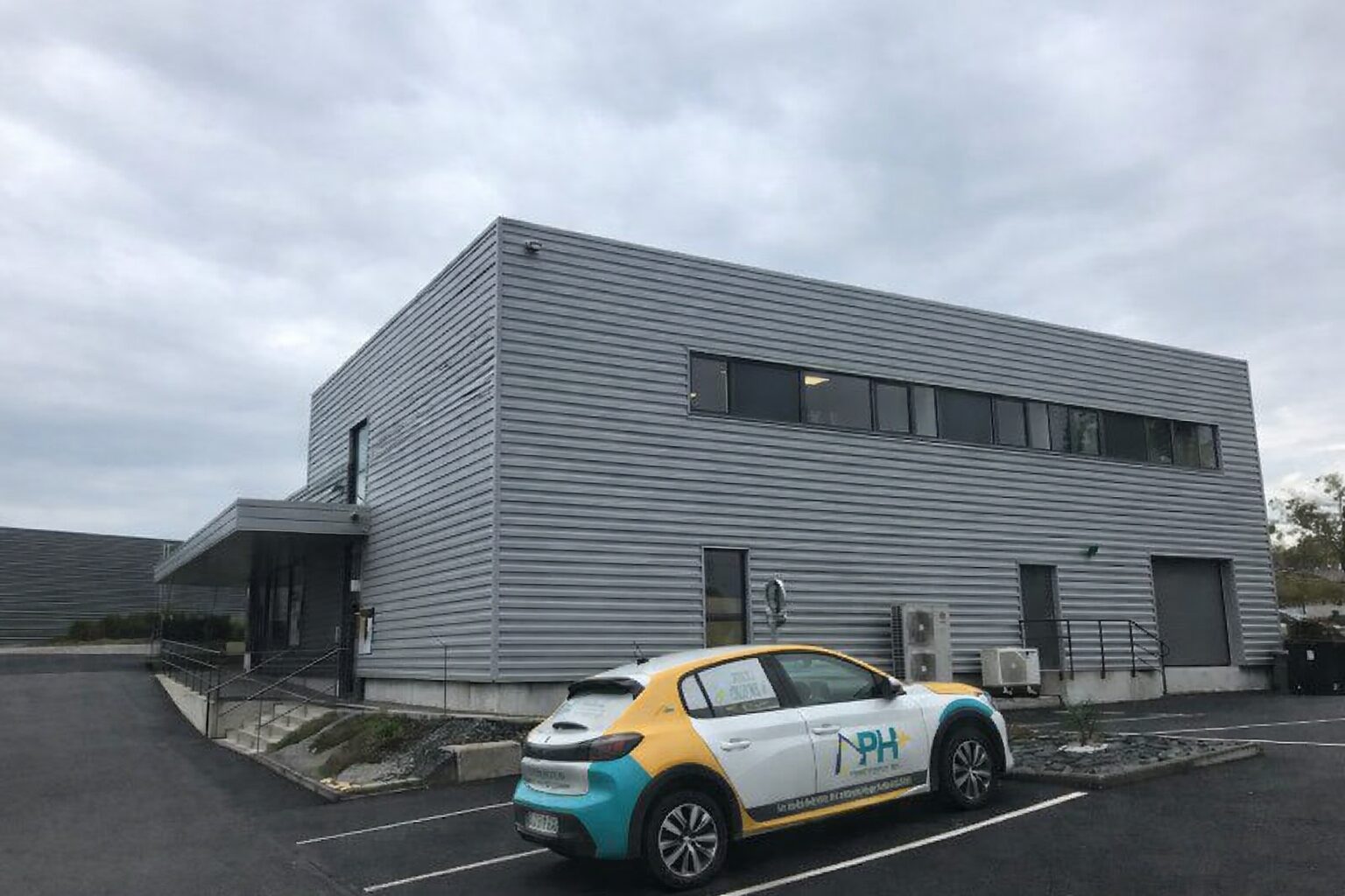 agence Vitré - voiture PH+ - véhicules professionnels - entreprise de nettoyage - localisation - 9 bis boulevard Denis Papin