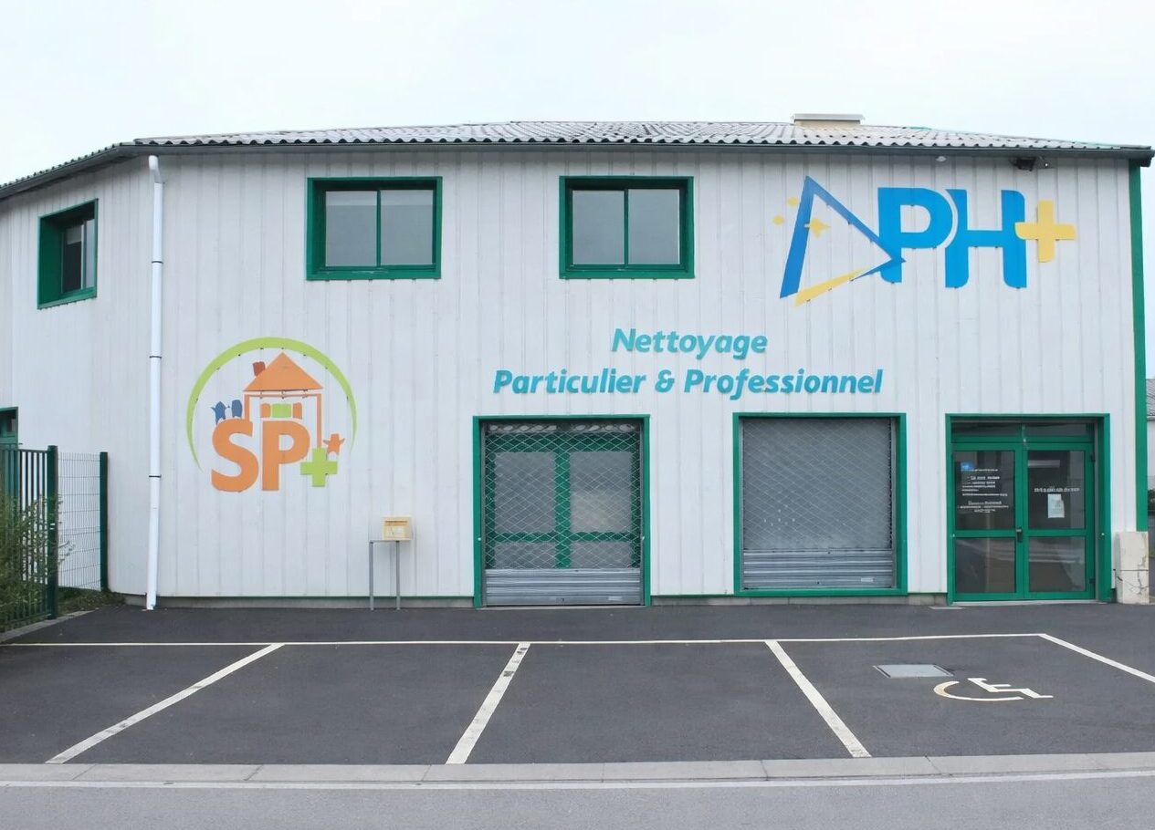 Agence de Saint-Aubin-du-Cormier - parking - place handicapé - logo de l'entreprise - PH+ - SP+ - entreprise - siège - localisation - 8 chemin de la Chaine