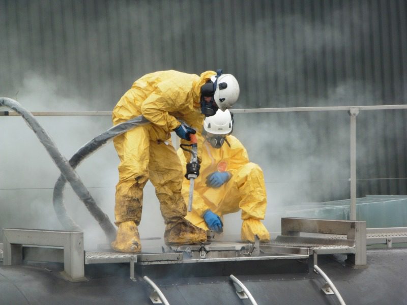 Deux techniciens PH+ intervenant sur un citerne par procédé cryogénique