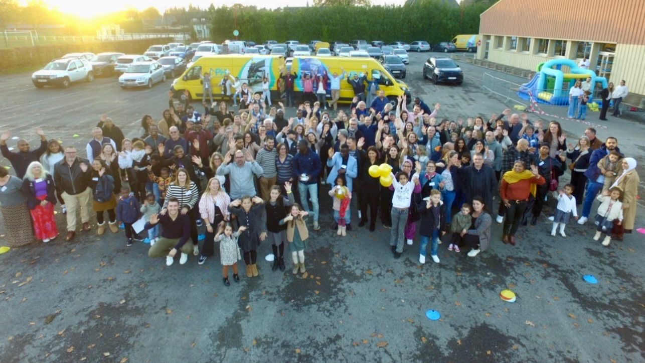 photo, familial, entreprise, accueillante, équipe soudée, repas entreprise, événement interne, photo drone, photo dehors, fête d'entreprise, Sens-de-Bretagne