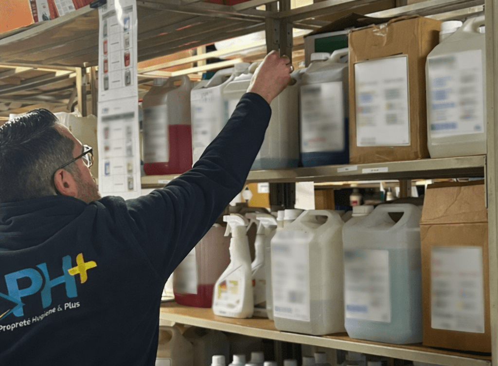 produit ménager - produit de nettoyage - organisation - rangement - local de PH+ - Saint- Aubin - du Cormier - stock de produit - 