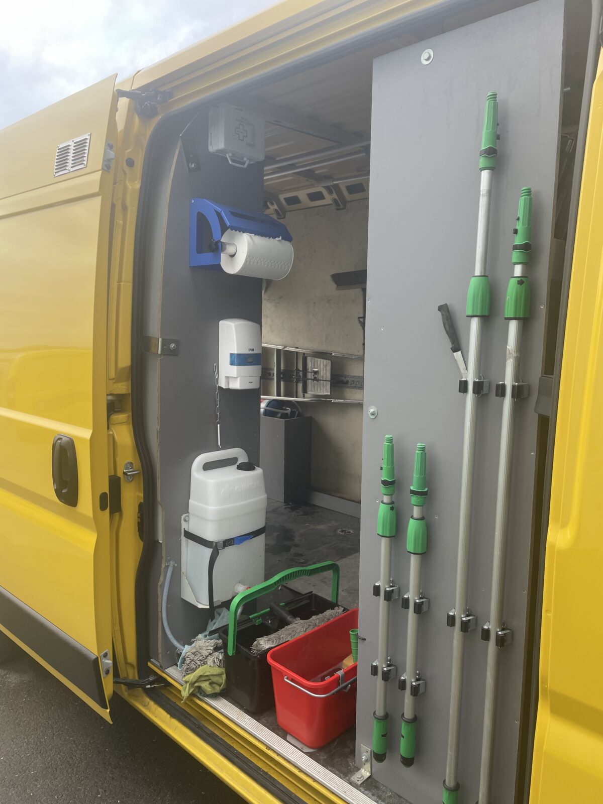 véhicule - professionnel - rangement - propreté du véhicules - organisation - perche - rouleau de papier - sceaux -
véhicule - professionnel 