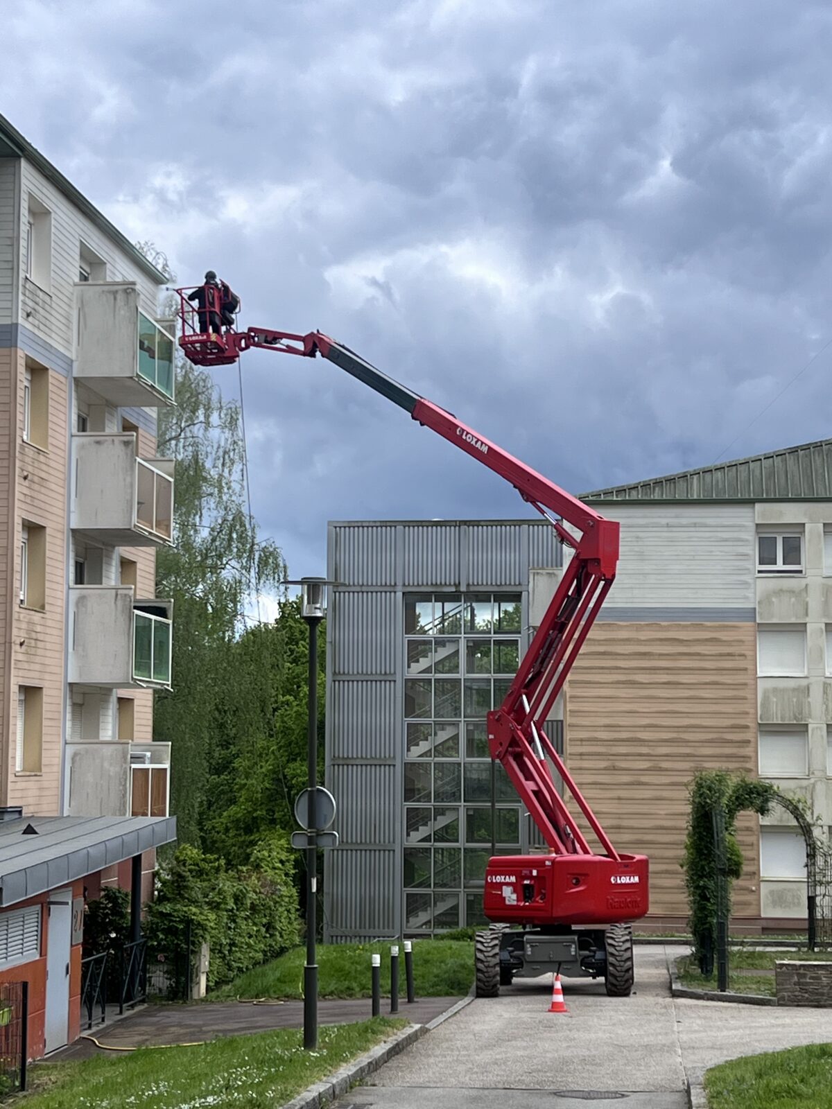 nettoyage-bardage-avec-nacelle-immeuble-batiment-collectivite-ph-plus-nettoyage-professionnel