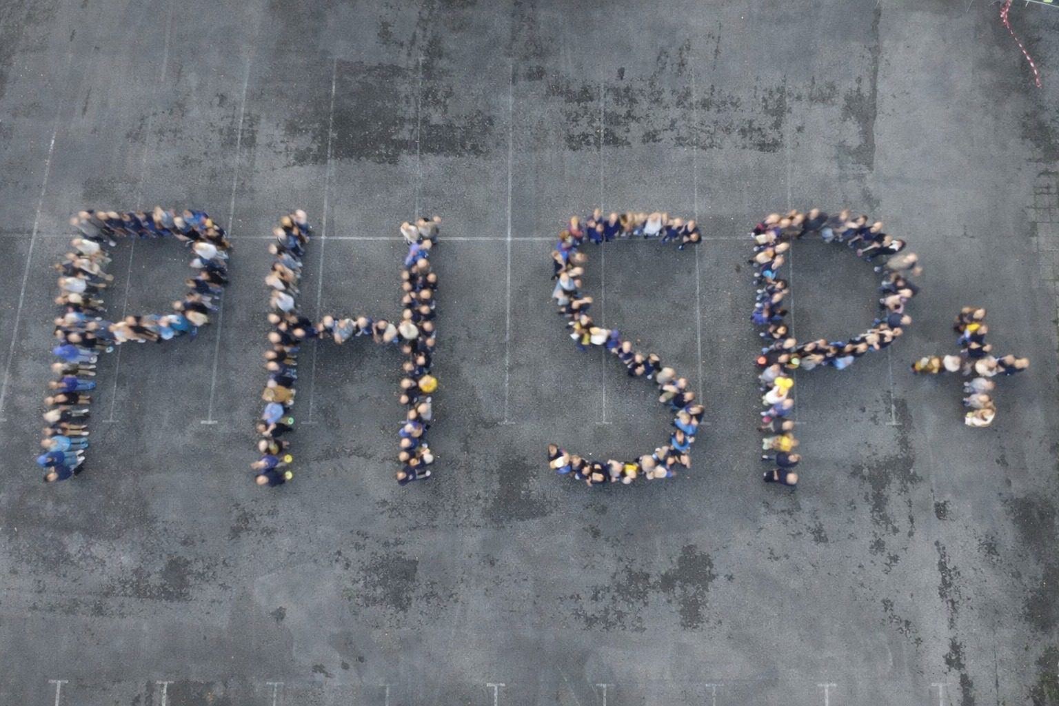 photo drone, lettre PH+, SP+, équipe, réunis, parking de Sens-de-Bretagne, familial, fête, mise en scène