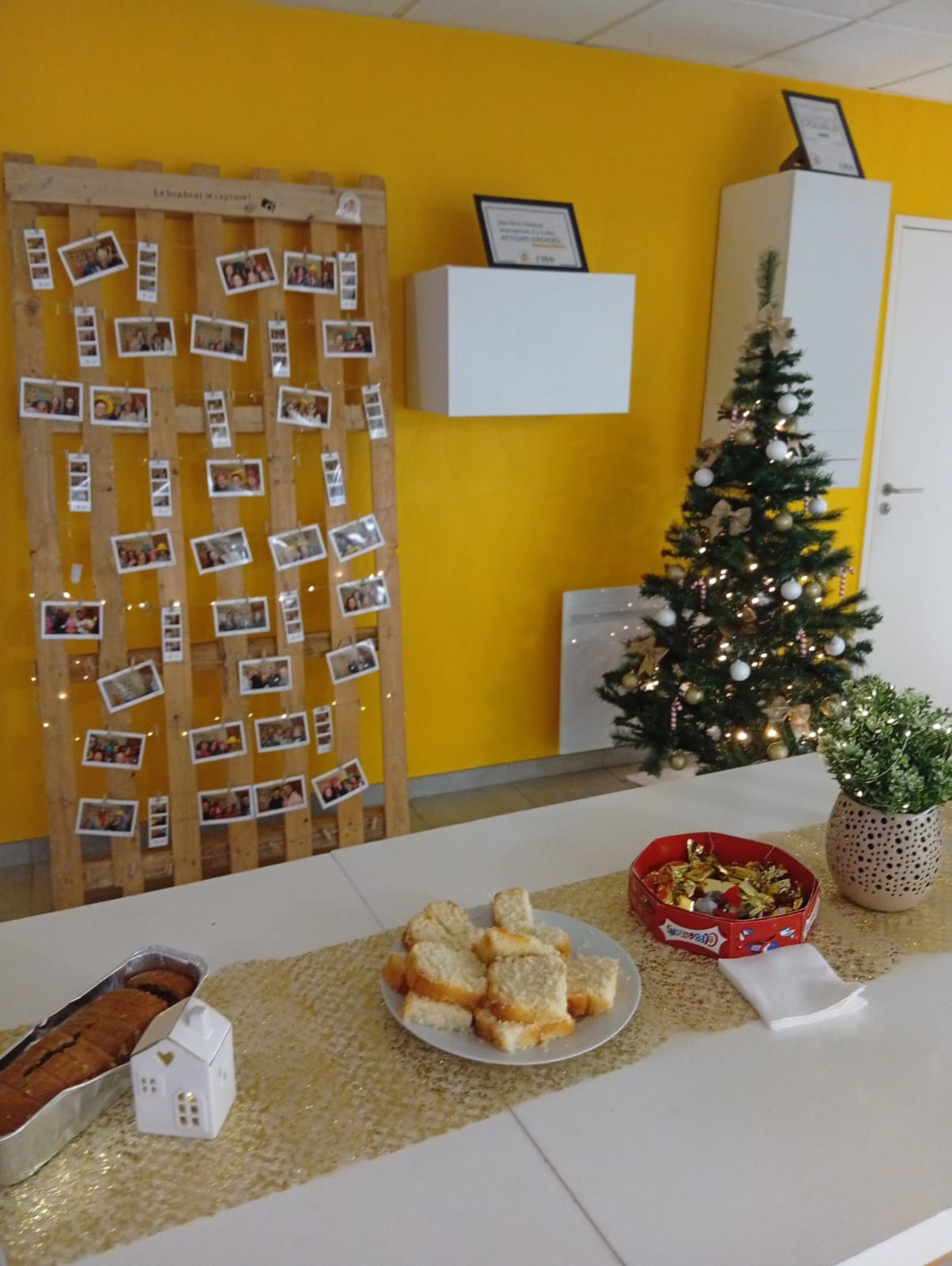 entreprise - accueillante - noël - fête de fin d'année - goûters - familial - sapin de Noël - décoration - gâteau - moment joyeux