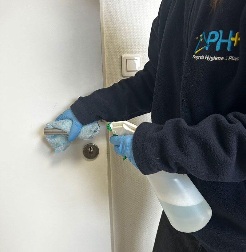 nettoyage poignee de porte et points de contact