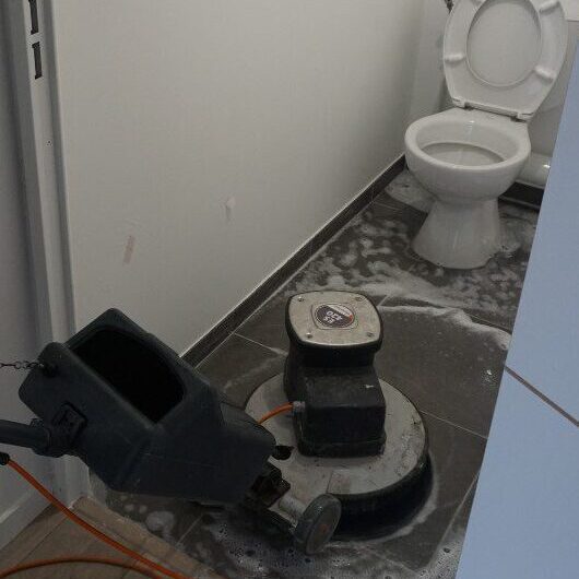 Nettoyage de sol sanitaire lors d'une remise en état 